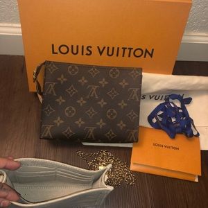 Louis Vuitton Toiletry 19